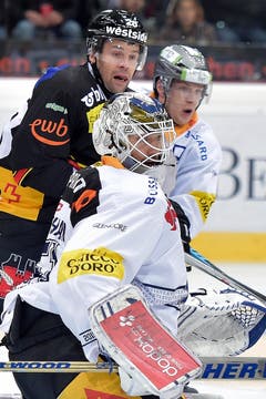 Der Berner Martin Plüss (mitte) und die Zuger Dominic Lammer und Torhüter Tobias Stephen (von rechts). (Bild: Keystone/Lukas Lehmann)
