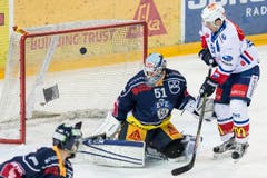 Zugs Torhüter Tobias Stephan, links, im Spiel gegen Zürichs Morris Trachsler. (Bild: Alexandra Wey/Keystone)