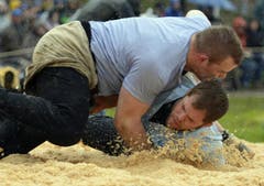 Beat Theiler (unten) gegen Christian Schuler im 5. Gang. (Bild: Keystone)