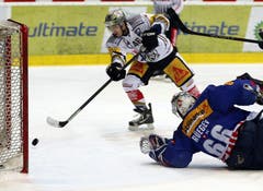 Der EV Zug Stürmer Lino Martschini trifft zum 0-2 gegen die Kloten Flyers.