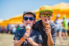Mike (links) und Gino Jaeggi aus Belach geniessen eine feine Glace. (Bild: Roger Grütter / Neue LZ)