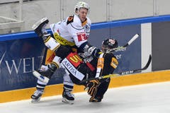 Es rumpelt: Zugs Johann Morant (links) gegen Luganos Maxim Lapierre. (Bild: Samuel Golay / Keystone)