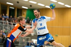 Boris Stankovic im Duell gegen Ron Delhees. (Bild: Dominik Wunderli (Neue LZ))