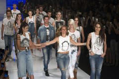 Die Models in São Paulo stehen für Gisele Bündchen Spalier. Dabei tragen sie Shirts mit dem Bild von Bündchen drauf. (Bild: Keystone)