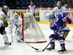 Kloten Flyers Stuermer Fabio Hoegger, rechts, gegen EV Zug Torhueter Eero Kilpelainen, Mitte. (Bild: Keystone)