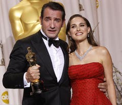 Jean Dujardin zusammen mit Vorjahressiegerin Natalie Portman. (Bild: Keystone/EPA)