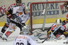 Cedric Botter (hinten) versucht Thomas Rüfenacht zu bremsen. (Bild: Keystone)