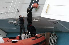 Rettungskräfte versuchen zu retten, was zu retten ist. (Bild: Keystone)