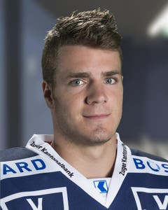 Nolan Diem, Note 4 Gab in der Qualifikation zu selten Impulse. Will er den Durchbruch schaffen, muss er am Bully stärker werden. Statistik: Quali: 41 Spiele, 1 Tor/3 Assists, 6 PIM, Minus-8-Bilanz. P-Runde: 6 Spiele, 1 Tor/ 1 Assist, keine PIM, ausgeglichene Bilanz. (Bild: PD)