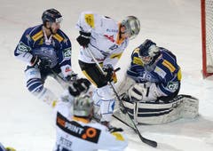 Kampf um den Puck: Ambris Sven Berger (links), Zugs Dominic Lammer (Mitte) und Ambri-Torhüter Sandro Zurkirchen. (Bild: Keystone / Samuel Golay)