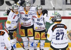Lino Martschini (2. von rechts) feiert mit den anderen Zuger Spielern Samuel Erni (v.l.), Sven Senteler und Josh Holden sein entscheidendes Tor zum 3:4. (Bild: Keystone / Thomas Hodel)