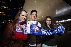 Kurios: EVZ-Fan Stefan Weber liebt seine Freundin Natalie Frischknecht (links), die eine ZSC-Anhängerin ist, ebenso wie deren Freundin Natascha Schärer. (Bild: Stefan Kaiser / Neue ZZ)