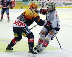 Kloten Flyers Verteidiger Michael (Micki) DuPont, links, gegen EV Zug Stürmer Thomas Rüfenacht.