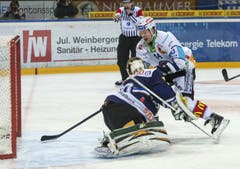 Der Lakers-Spieler Nicklas Danielsson (rechts) bezwingt EVZ-Goalie Michael Tobler. (Bild: Keystone)