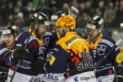 Zuger Jubel mit Daniel Sondell (links), Pierre-Marc Bouchard (Mitte) und Jarkko Immonen (rechts). (Bild: Alexandra Wey / Keystone)
