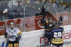 Jubel bei Ivo Rüthemann und Martin Plüss nach dem 3:1, Zugs Corsin Casutt hat das Nachsehen. (Bild: Keystone)