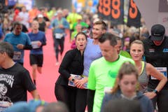 Einige der 10'000 Siegerinnen und Sieger beim Zieleinlauf. (Bild: Dominik Wunderli/LZ)