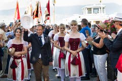 Albert Bachmann, OK-Präsident Estavayer 2016, in Begleitung von Ehrendamen am Fahnenempfang. (Bild: Keystone / Jean-Christophe Bott)