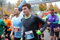 Bilder von unterwegs: Eindrücke von der Laufstrecke und auf Nebenschauplätzen. (Bild: Ramona Geiger/Claude Hagen/LZ)