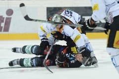 Duell des Berner Martin Pluess gegen Dominic Lammer aus Zug. (Bild: Daniel Teuscher/EQ Images)