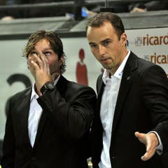 Paul Di Pietro (links) mit Tränen in den Augen und EVZ Sportchef Patrick Lengwiler. (Bild: Keystone/Sigi Tischler)