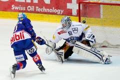Kloten Flyers Stuermer Denis Hollenstein, links, trifft beim Penaltyschiessen gegen EV Zug Torhueter Tobias Stephan waehrend dem Eishockey-Meisterschaftsspiel der National League A zwischen den Kloten Flyers und dem EV Zug am Freitag, 31. Oktober 2014, in der Kolping Arena in Kloten. (KEYSTONE/Patrick B. Kraemer) (Bild: PATRICK B. KRAEMER)