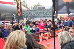 Einige der 10'000 Siegerinnen und Sieger beim Zieleinlauf. (Bild: Ramona Geiger/ Claude Hagen/LZ)