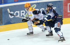 Zugs Reto Suri, links, im Duell mit Ambris Daniel Steiner. (Bild: Keystone)