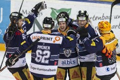 Die Zuger Daniel Sondell, Jarkko Immonen, Lino Martschini, Josh Holden, und Pierre-Marc Bouchard, (von links) freuen sich über den Sieg. (Bild: Keystone / Alexandra Wey)