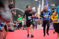 Die Läuferinnen und Läufer sind unterwegs (Bild: Dominik Wunderli/LZ)