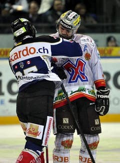 Da gehts hart zur Sache: Josh Holden (links) schlägt Martin Steinegger. (Bild: Keystone)