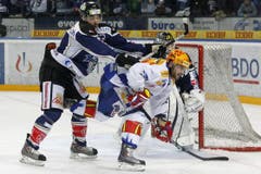 ZSC Lions Stürmer Jeff Tambellini, rechts, gegen den Zuger Fabian Sutter. (Bild: Keystone)