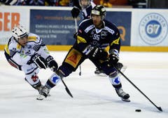 Zugs Robbie Earl (rechts) gegen Ambris Daniele Grassi. (Bild: Keystone)