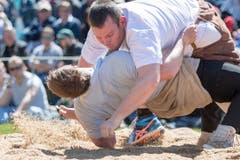 Andi Imhof (oben) gegen Lukas Bernhard im 5. Gang (Bild: Keystone / Urs Flüeler)