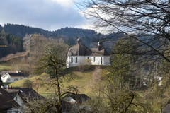 In Oberwangen thront die St.-Martins-Kapelle auf ihrem Hügel. (Bild: Roman Scherrer)