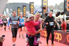 Einige der 10'000 Siegerinnen und Sieger beim Zieleinlauf. (Bild: Ramona Geiger/ Claude Hagen/LZ)