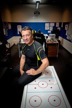 ... bat der neue EVZ-Coach Harold Kreis zum ersten Eistraining. (Bild: Philipp Schmidli)