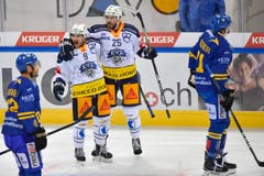 Jubel bei den Zugern nach ihrem 0:1-Führungstreffer mit Garrett Roe und Viktor Stalberg. (Bild: Jürgen Staiger / Keystone)