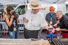 Weltrekordversuch, mit dem Ziel eines Eintrags im Guinessbuch der Rekorde: In Altstätten wird das längste Cordon bleu gemacht (Bild: Urs Bucher)