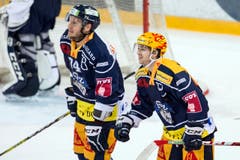 Die Zuger Johann Morant und Lino Martschini (links) freuen sich nach dem Tor. (Bild: Alexandra Wey / Keystone)