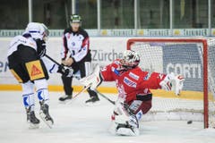 Fabrice Herzog vom EV Zug (links) trifft gegen Keeper Remo Oehninger zum 1:1. (Bild: Keystone)