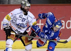 Patrick Geering von den ZSC Lions (rechts) im Zweikampf mit Josh Holden vom EVZ. (Bild: Keystone)
