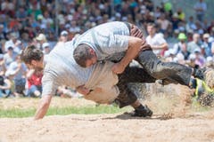 Pirmin Diener (links) wird von Peter Imfeld im 4. Gang nach unten gedrückt. (Bild: KEYSTONE/Urs Flueeler)