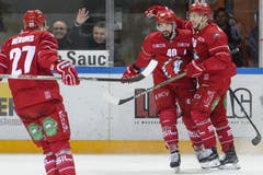Die Lausanner Spieler Thomas Deruns (links), Etienne Froidevaux (Mitte) und Dario Trutmann feiern das erste Tor. (Bild: Keystone / Jean-Christophe Bott)