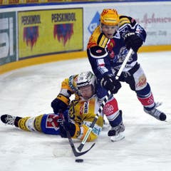 Damien Brunner vom EV Zug, oben, überfährt Jan von Arx vom HC Davos. (Bild: Keystone)