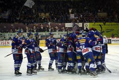 Die Spieler der Kloten Flyers feiern ihren Goalie Ronnie Rüeger.