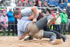 Marcel Mathis siegte gegen Andreas Hoefliger, unten, im 4. Gang. (Bild: Keystone/URS FLUEELER)