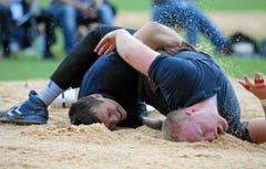 Spektakulärer Kampf: Mario Thürig (R) kämpft im 3. Gang gegen Mathias Siegenthaler (L) (Bild: Swiss-Image)