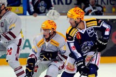 Tony Salmelainen von Genf, links, und Glen Metropolit vom EV Zug. (Bild: Keystone)