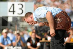 Unangenehmer Moment: Matthias Sempach hat eine Ladung Sägemehl abbekommen. (Bild: Swiss-Image)